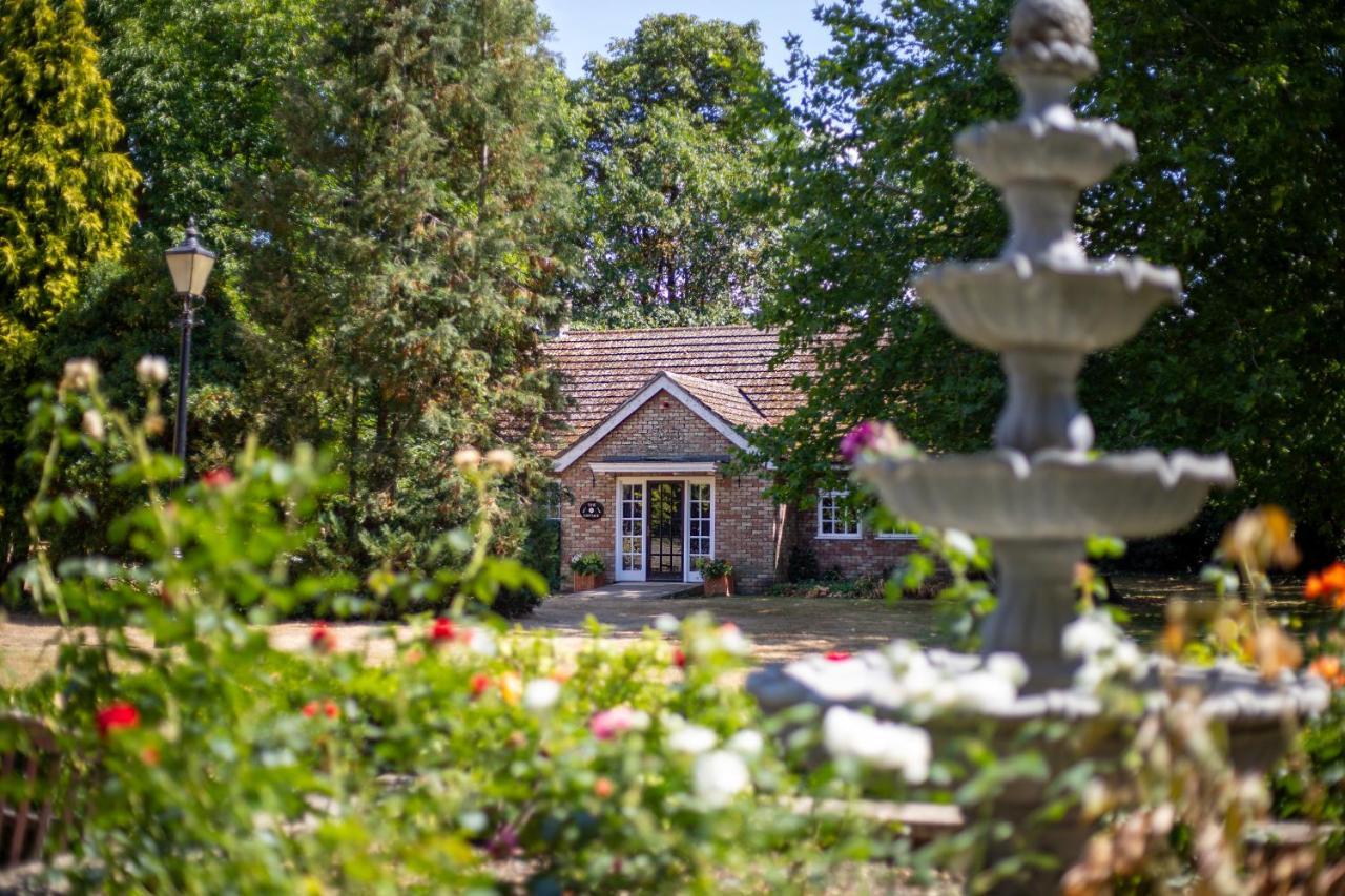 Woodland Manor Hotel Bedford Exterior photo